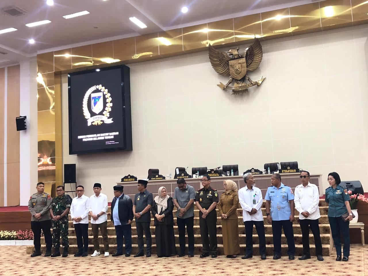 Foto bersama Gubernur Anwar Hafid bersama pimpinan DPRD dan Forkopimda Sulteng