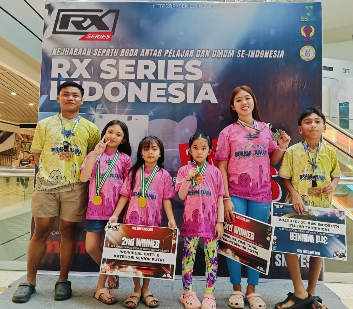 Enam atlet sepatu roda Sulteng usai berlaga di Kejurnas RX Series 2026 di Surabaya.