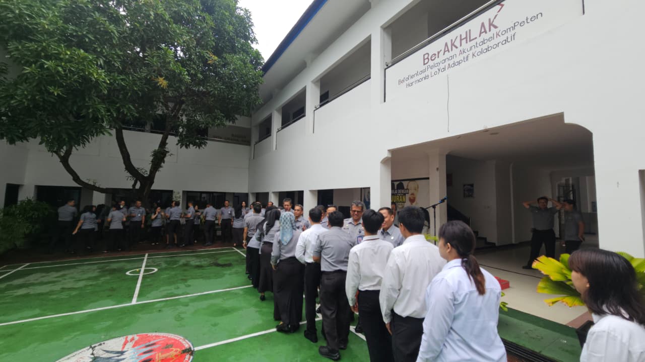 Humas Kemenkum Sulteng  Suasana Halal Bihalal Kemenkum Sulteng usai apel pagi perdana pasca libur Idul Fitri 1447 H di Palu, Senin (30/3/2026).