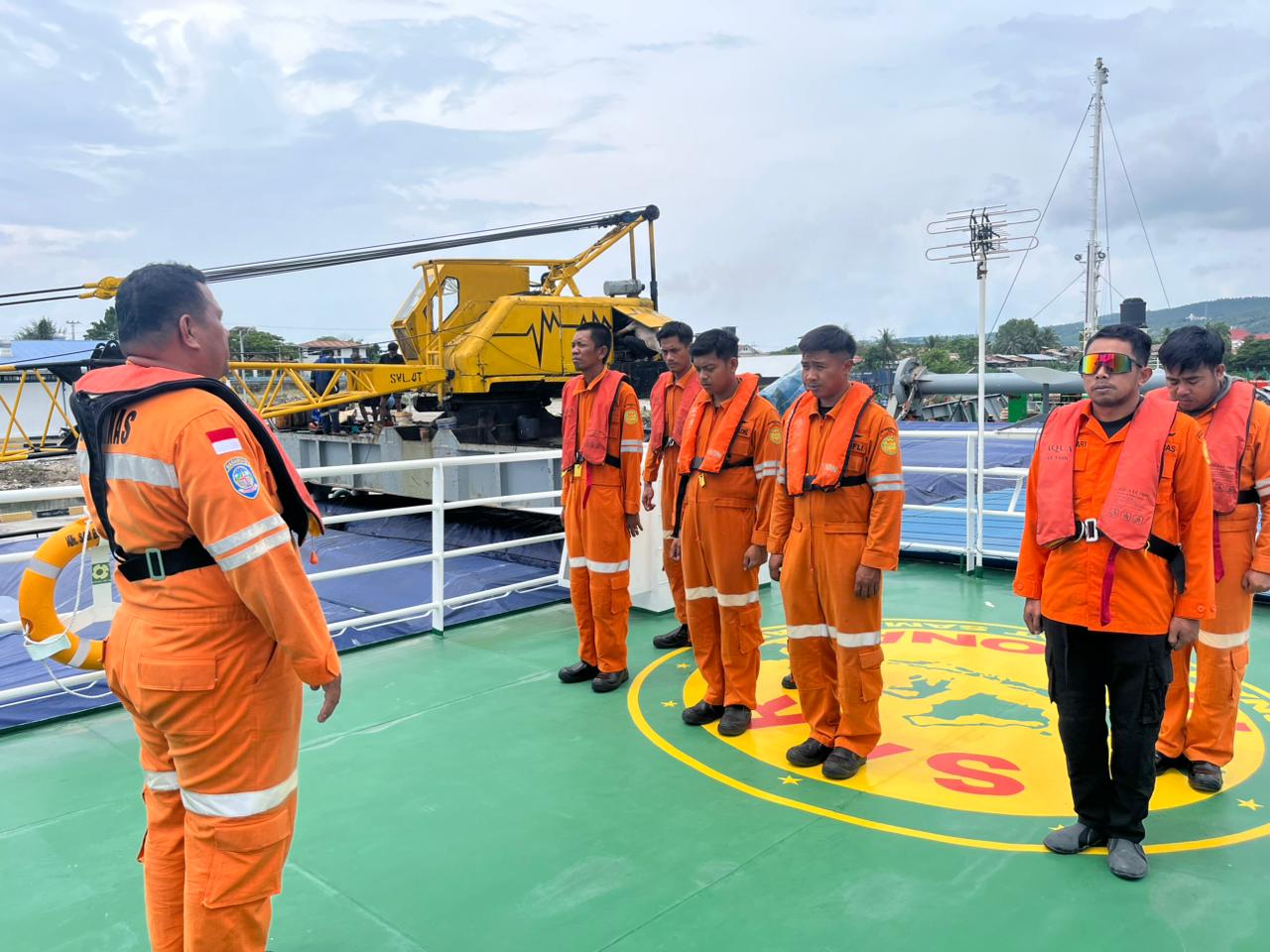 Tim SAR gabungan bersiap diberangkatkan menggunakan KN SAR Bhisma dari Pelabuhan Lalong, Luwuk, Senin (30/3/2026)