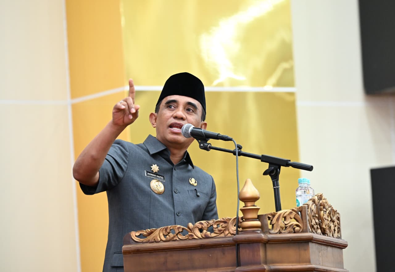 Gubernur Sulteng Anwar Hafid saat menyampaikan fokus penanganan kemiskinan dalam Rapat Paripurna DPRD.
