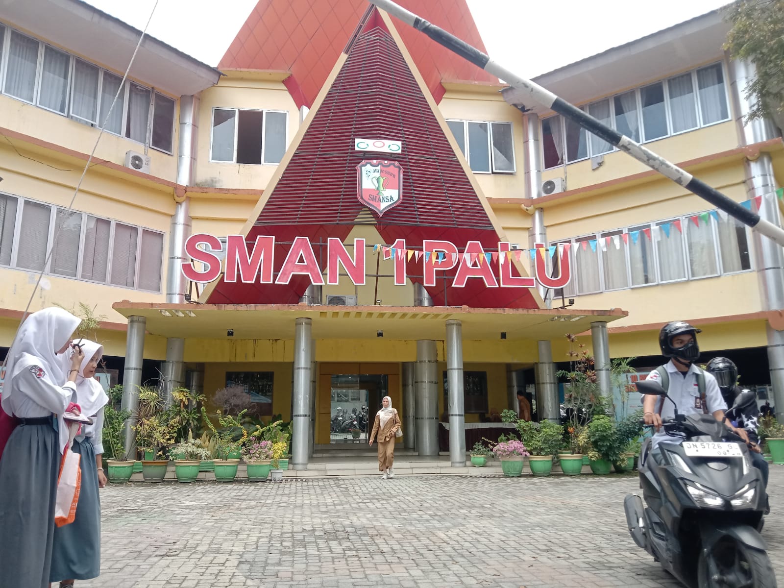 Suasana aktivitas di SMAN 1 Palu yang menjadi sekolah favorit dengan seleksi PPDB ketat.