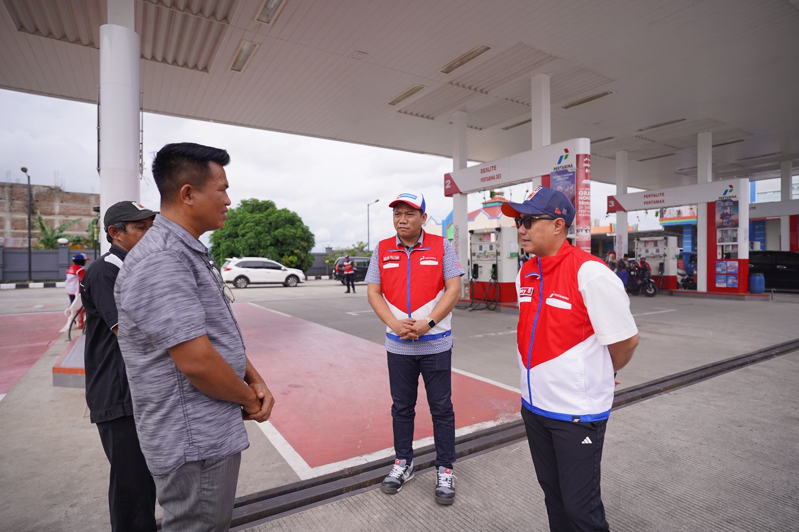 Executive General Manager Pertamina Patra Niaga Regional Sulawesi, Deny Sukendar, bersama jajaran manajemen turun langsung melakukan peninjauan ke sejumlah titik strategis.