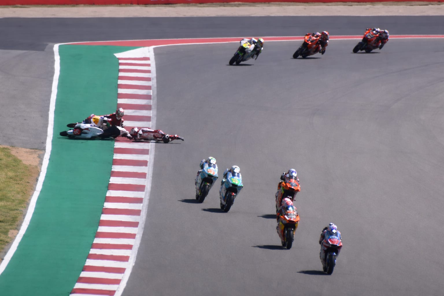 Veda Ega Pratama terjatuh usai highside saat balapan Moto3 Amerika 2026 di Circuit of the Americas.