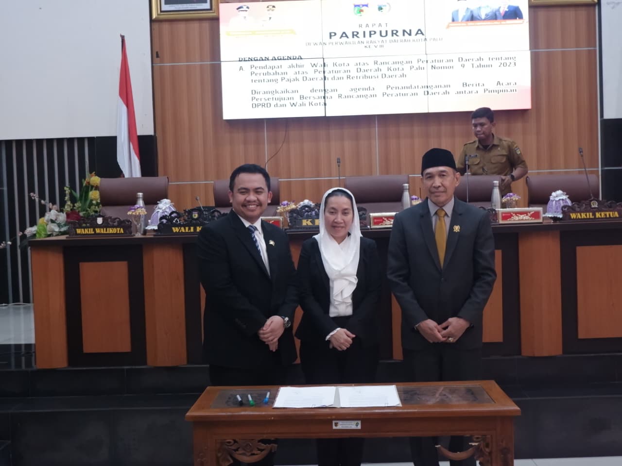 RANPERDA: Usai pembahasan Ranperda DPRD Kota Palu, dihadiri Wakil Walikota Palu, Imelda Muhidin, dan Waket DPRD Muchlis U. Aca.(FOTO: &nbsp;ANDIKA NUR HIKMAH/RADAR PALU).  &nbsp;