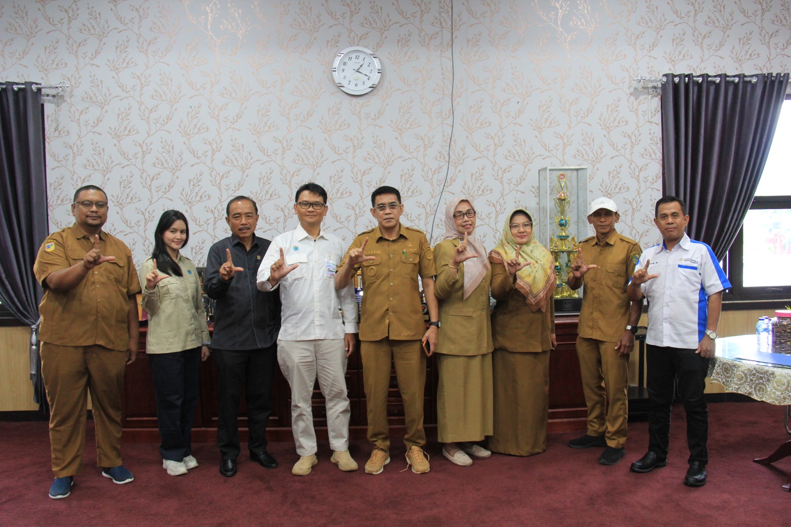 PENGELOLAAN SAMPAH : Bupati Parigi Moutong, Erwin Burase, menerima kunjungan Tim Pendamping dari Kementerian Lingkungan Hidup di ruang kerjanya, Senin (30/3/2026).(FOTO: ISTIMEWA/RADAR PALU)  