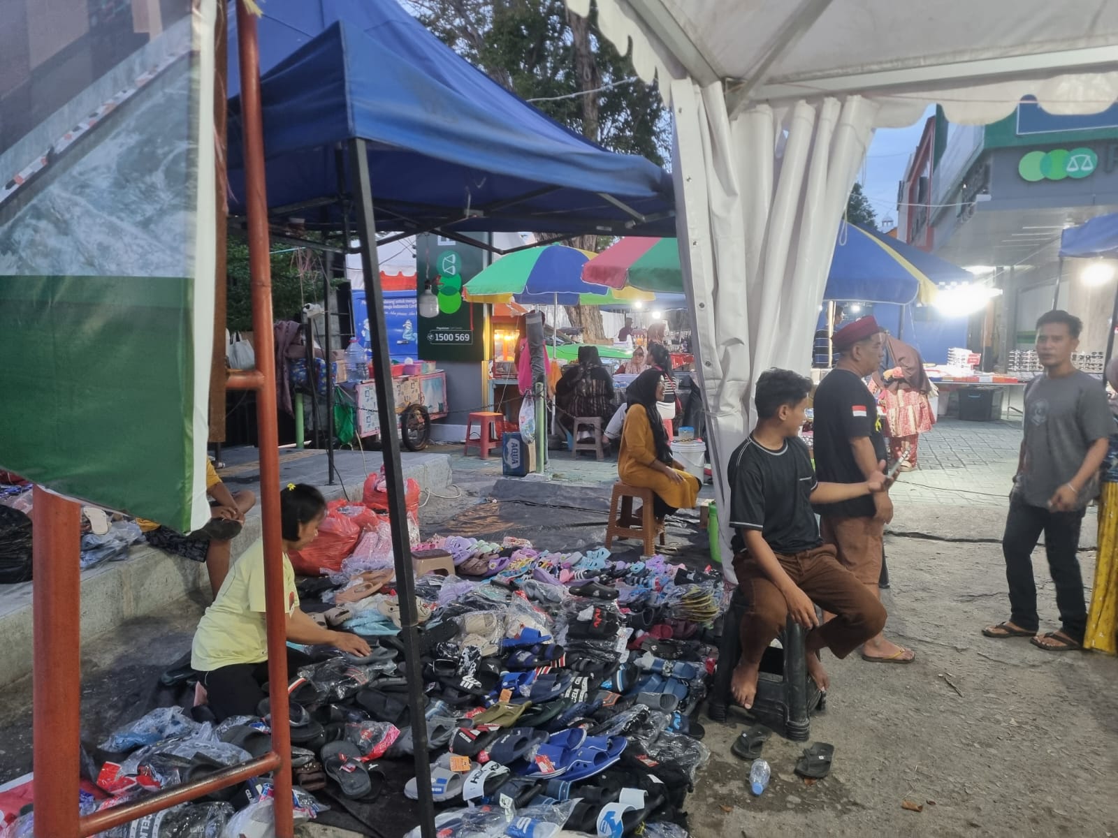 Kehadiran ratusan pelaku Usaha Mikro, Kecil, dan Menengah (UMKM) turut memeriahkan Festival Raudhah dalam rangka Haul ke-58 Guru Tua.
