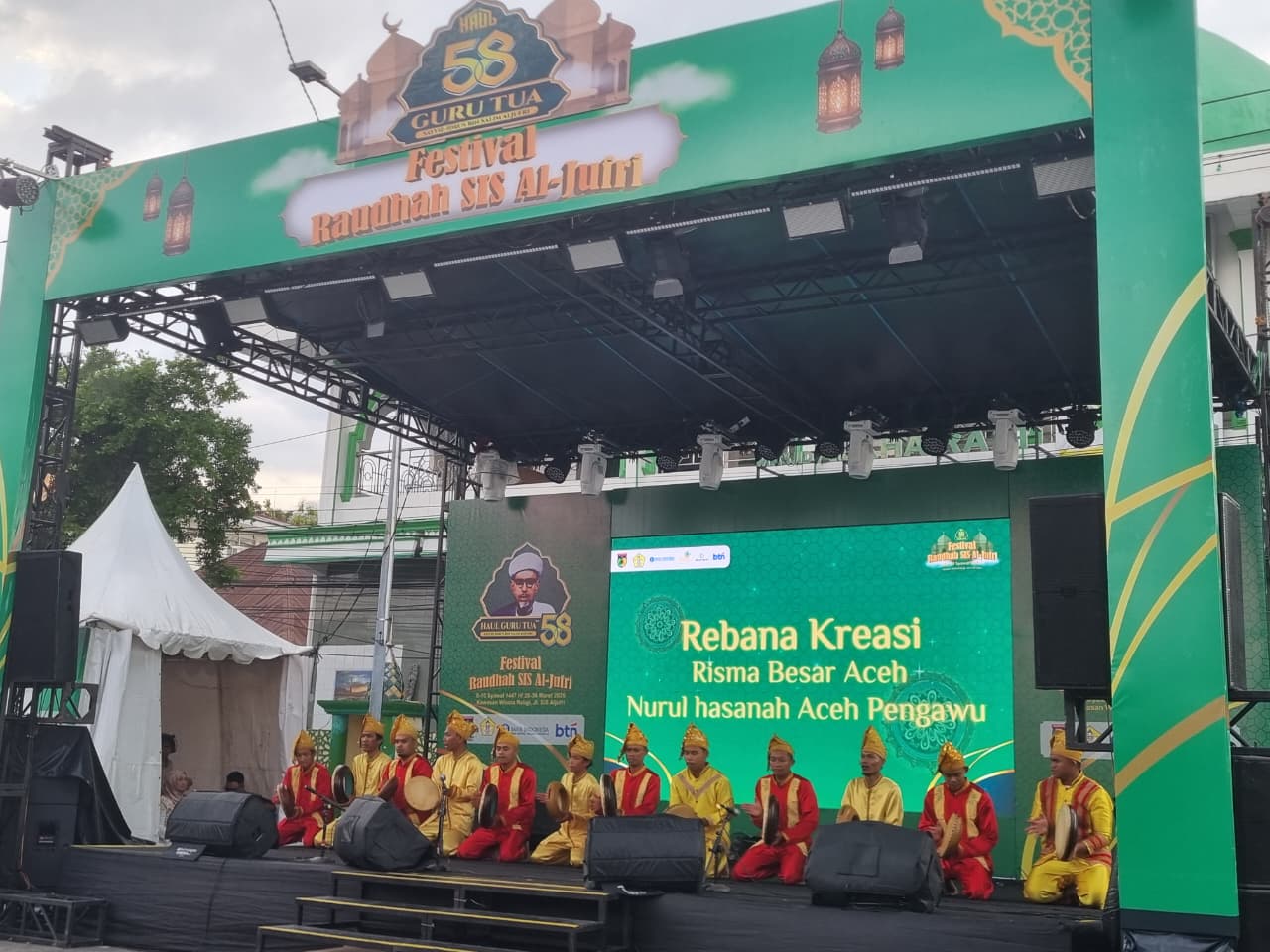 Penampilan kreasi rebana dari Masjid Nurul Hasanah Aceh Pengawu.