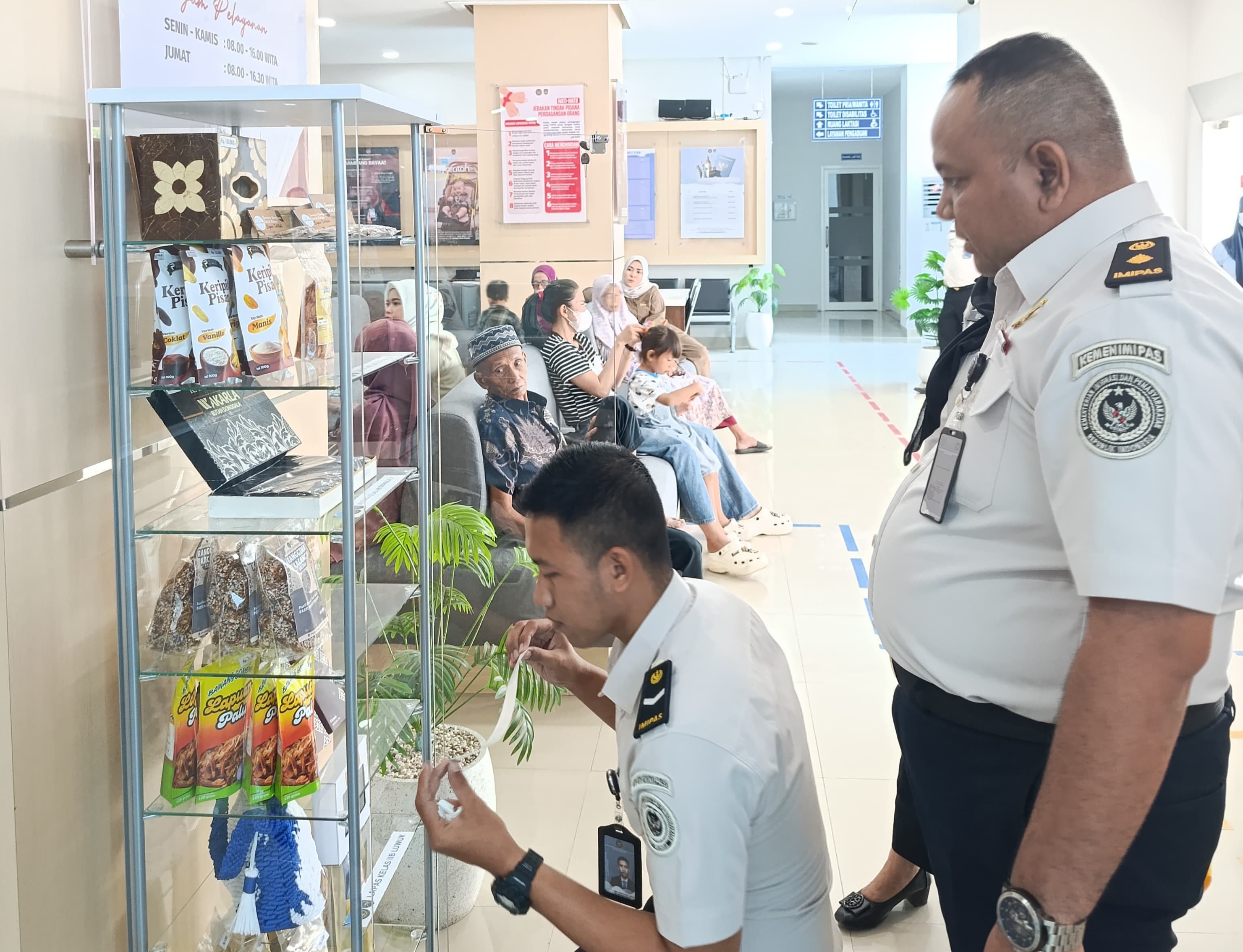 Produk karya warga binaan pemasyarakatan (WBP) Sulawesi Tengah kini hadir di ruang layanan publik.