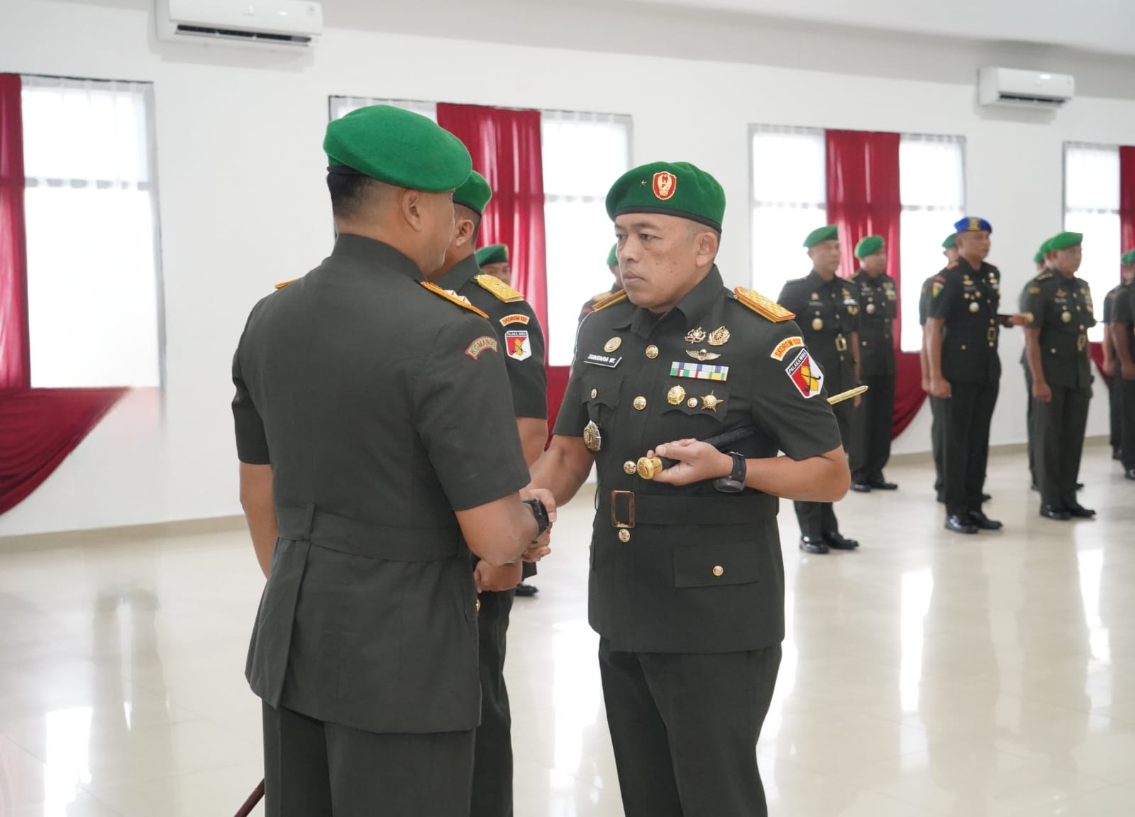 Brigjen TNI Suntara Wisnu Budi Hidayanta menerima pataka Korem 132/Tadulako dalam upacara serah terima jabatan di Aula Manggala Sakti, Selasa (31/3/2026).