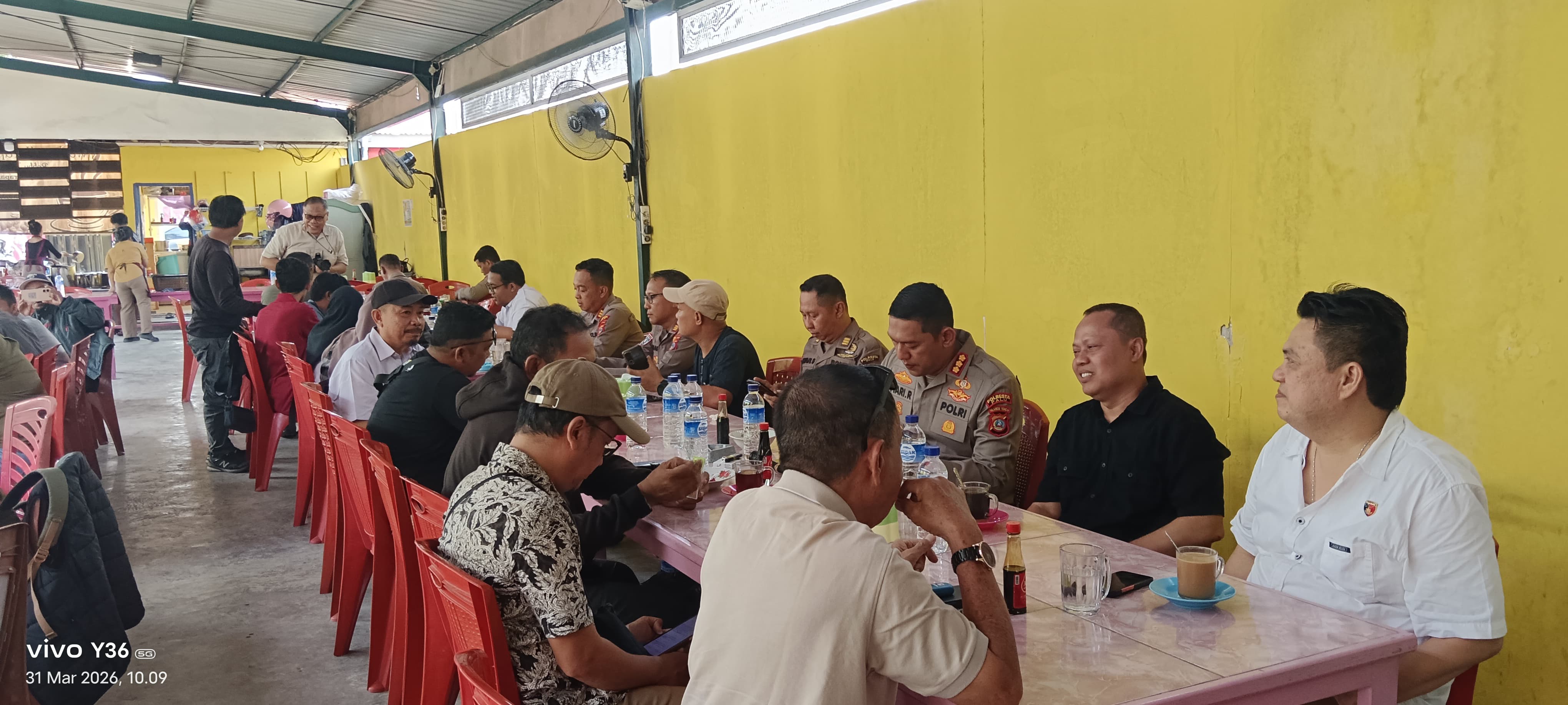 Kapolresta Palu Kombes Pol Hari Rosena berbincang santai bersama puluhan awak media saat kegiatan &ldquo;ngopi bareng&rdquo; di Warkop Harapan Makmur, Palu, Selasa (31/3/2026).
