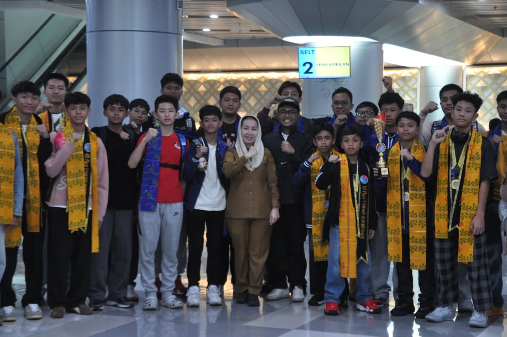 Tim Skyflash Basketball Palu disambut di Bandara Mutiara SIS Al-Jufri usai meraih juara di Asia Pacific Cup 2026 Malaysia.