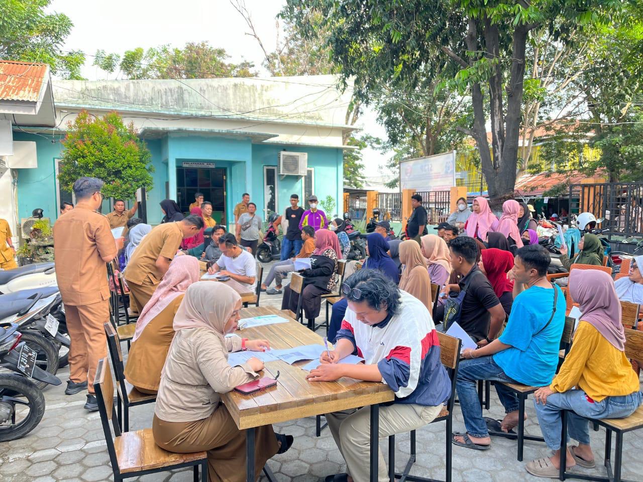 Petugas melakukan pendataan pedagang dalam penataan UMKM di kawasan Taman Lasoso, Kota Palu.