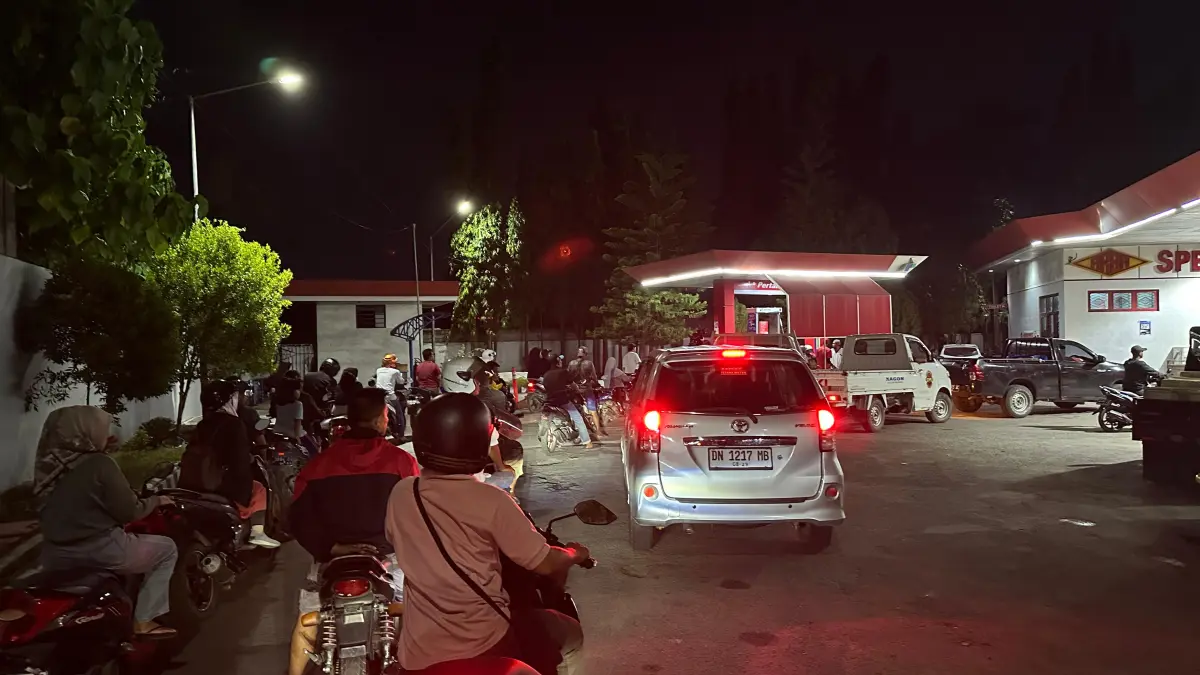Antrean kendaraan mengular di SPBU Pertamina Puebongo di Palu menjelang malam, Selasa (31/3/2026). Warga melakukan pengisian BBM di tengah isu kenaikan harga per 1 April 2026, meski pemerintah telah memastikan harga tetap stabil. (Wahono)