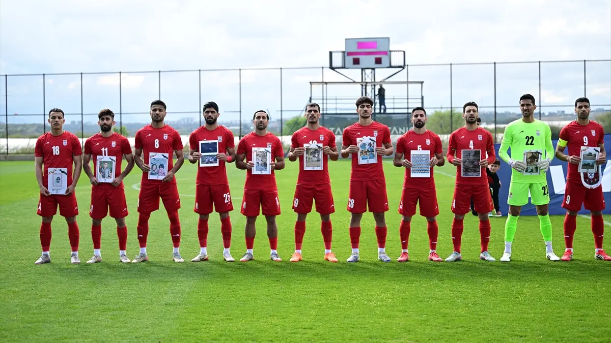  Tim nasional Iran menunjukkan aksi simbolis penuh makna saat menghadapi Kosta Rika dalam laga persahabatan internasional di Antalya, Turki.(Twitter/gdh_spor)