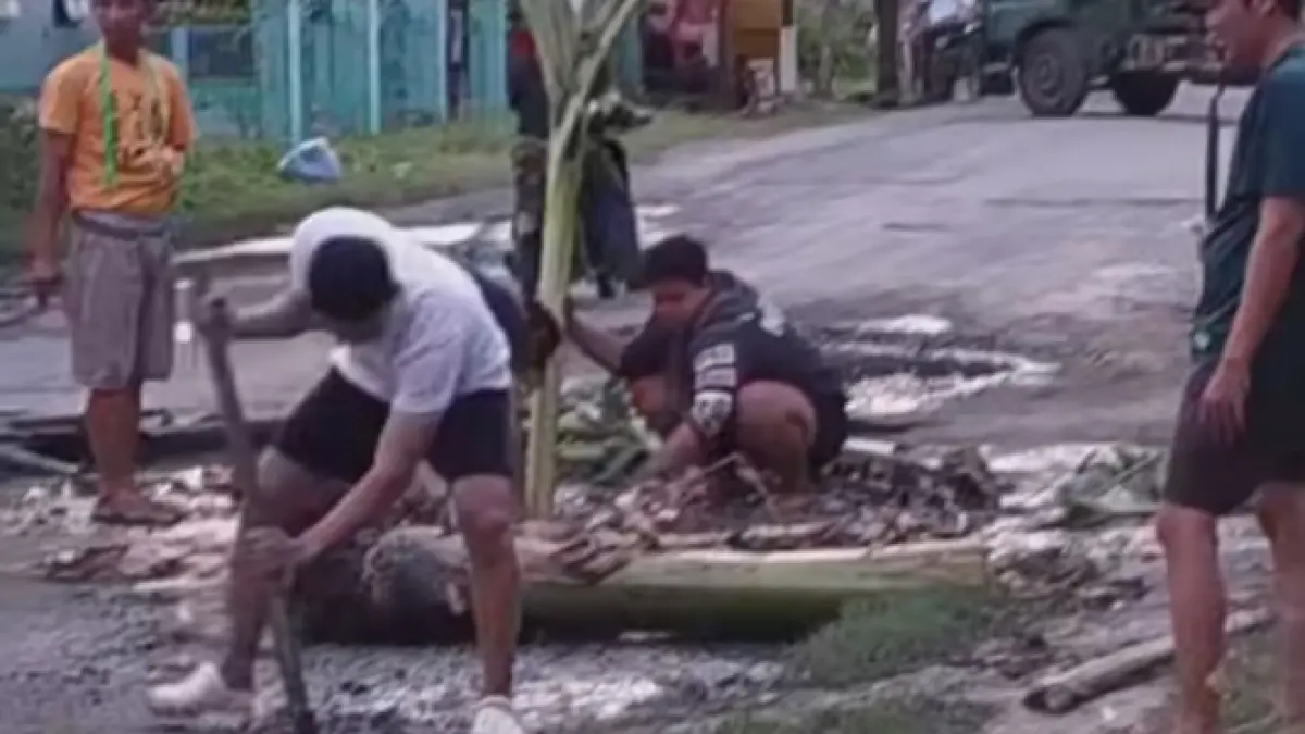  Aksi unik dilakukan warga di Jalan Lamotu, Kelurahan Lere, Kecamatan Palu Barat.(Tangkapan layar/Facebook)