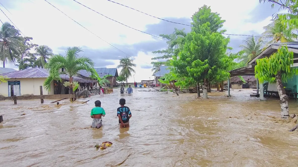 Banjir merendam permukiman warga di Desa Pangkalaseang, Banggai, akibat hujan deras di wilayah pegunungan. (Pusdalops BPBD Sulteng)