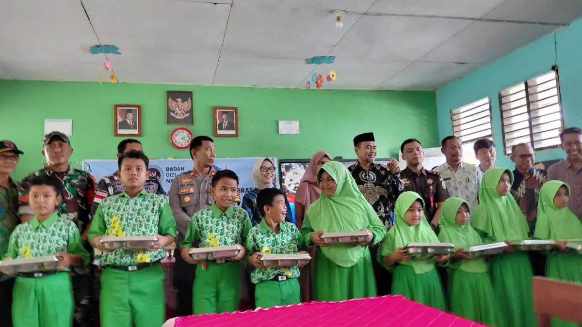 BERGIZI: Pengoperasian kembali MBG bagi ratusan ribu siswa di Kota Cengkeh, Tolitoli.(FOTO: AHMAD HAMDANI/RADAR PALU).

