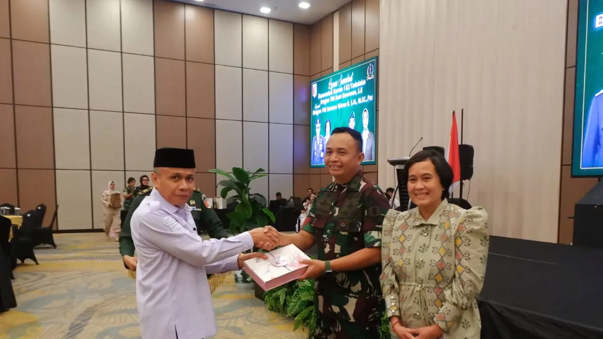 CENDERAMATA : Sekkab Donggala, Rustam Efendi saat memberikan cenderamata kepada Brigjen TNI, Deni Gunawan.(FOTO: ISTIMEWA/RADAR PALU).