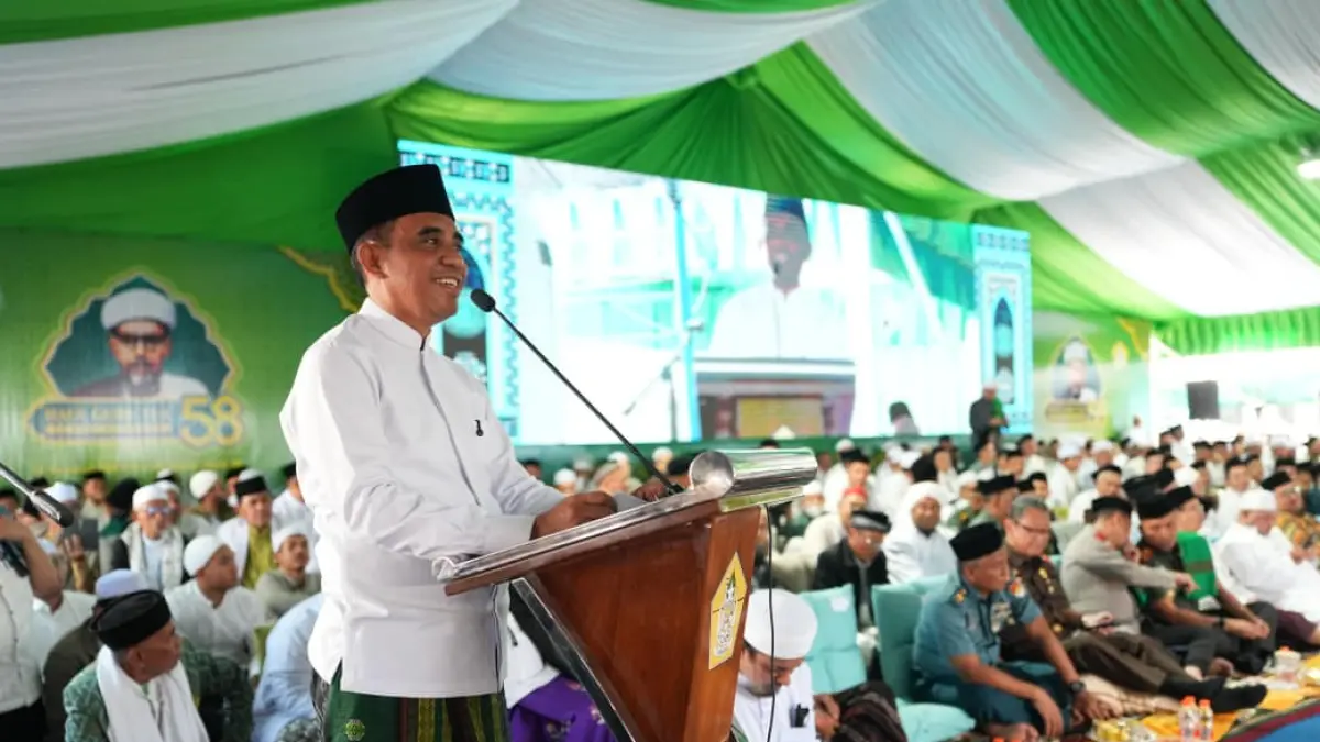 Gubernur Anwar Hafid menghadiri Haul Guru Tua di Kompleks Alkhairaat, Palu, diikuti ribuan jemaah. (Pemprov Sulteng)