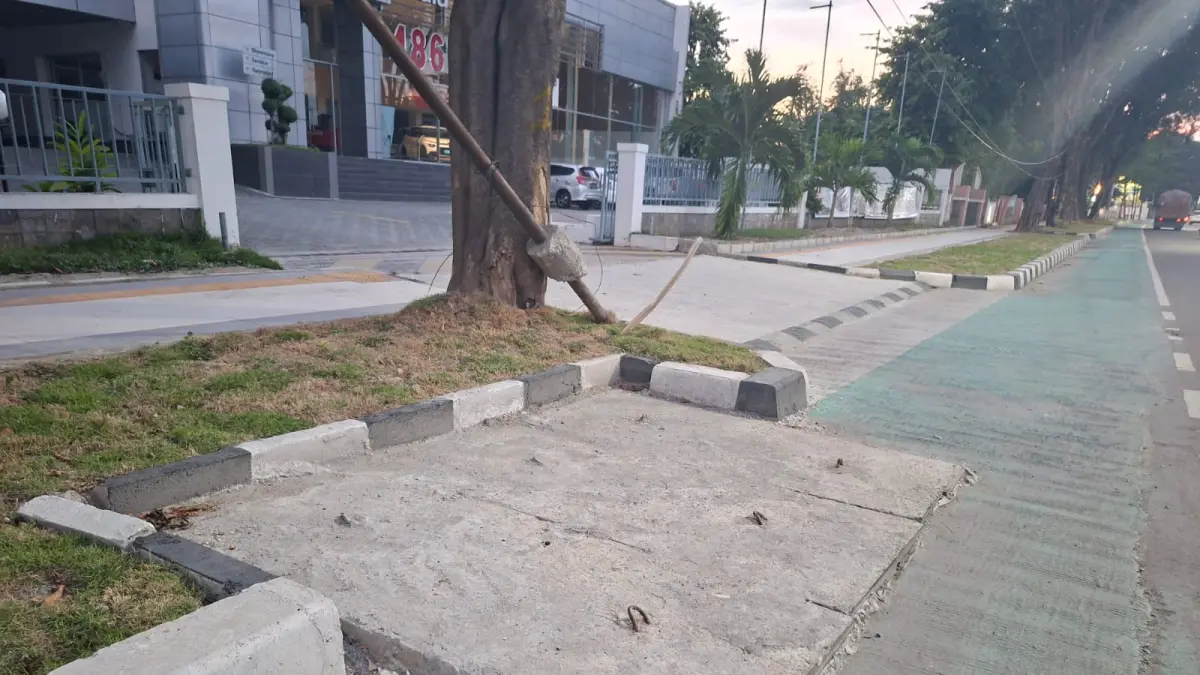 Kondisi penutup drainase di Kota Palu. Material besi dinilai lebih efektif untuk memudahkan pemeliharaan saluran air. (Annisa Tri Yusnida)