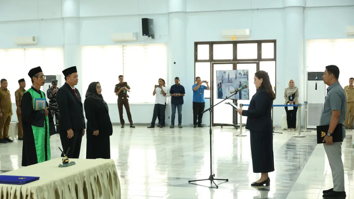 LANTIK : Bupati Donggala, Vera Elena Laruni saat melantik kepala Dinas PUPR dan Kepala Dinas Kesehatan Donggala di aula Kasiromu, Senin (30/3/26).(FOTO: &nbsp;ISTIMEWA/RADAR PALU).