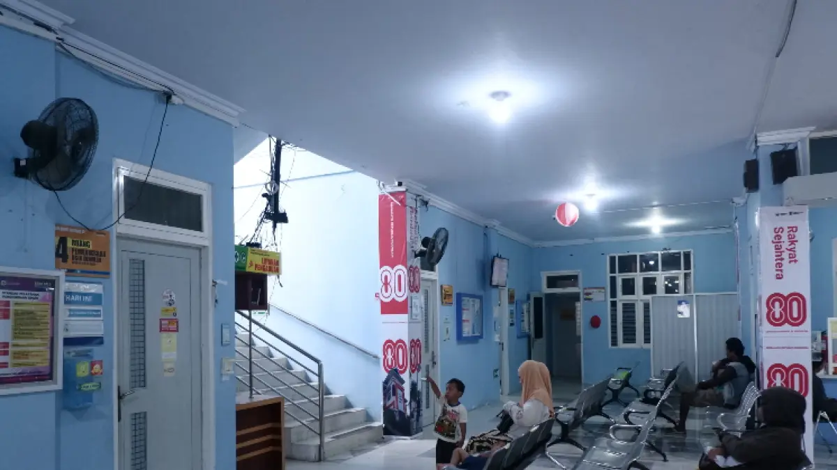 MENUNGGU ANTREAN: Masyarakat di sekilar wilayah kerja Puskesmas Sangurara sedang menunggu antrean pemeriksaan pada Rabu (1/4/2026).(Foto: Andhika Nur Himah/Radar Palu)

