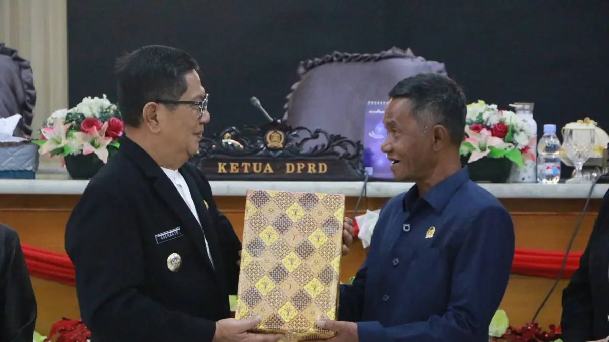MENYERAHKAN: Wabup Poso, Soeharto Kandar, menyerahan LKPJ tahun 2025 Pemkab Poso.(FOTO: &nbsp;BUDIYANTO WIHARTO/RADAR PALU)

&nbsp;