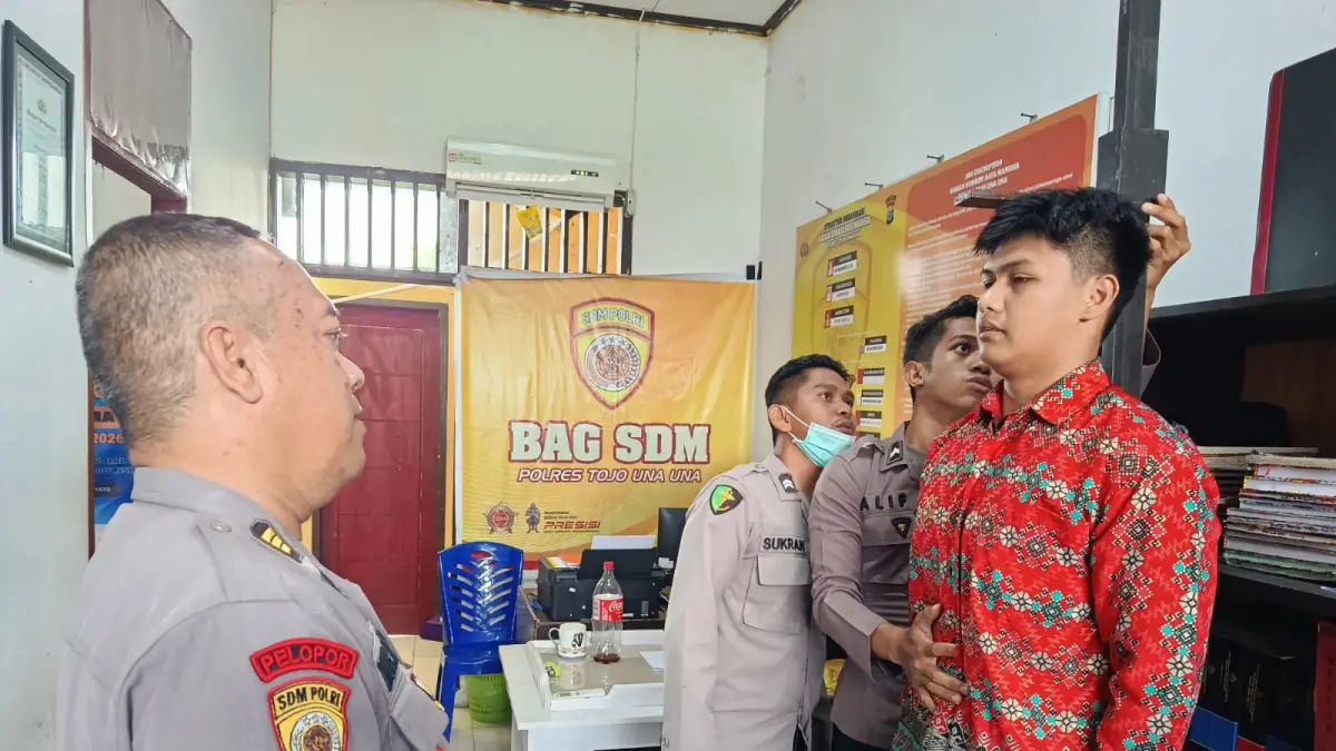 POLRI: Suasana penerimaan nggota Polri baru.(FOTO: HERIYANTO LIMAHU/RADAR PALU).