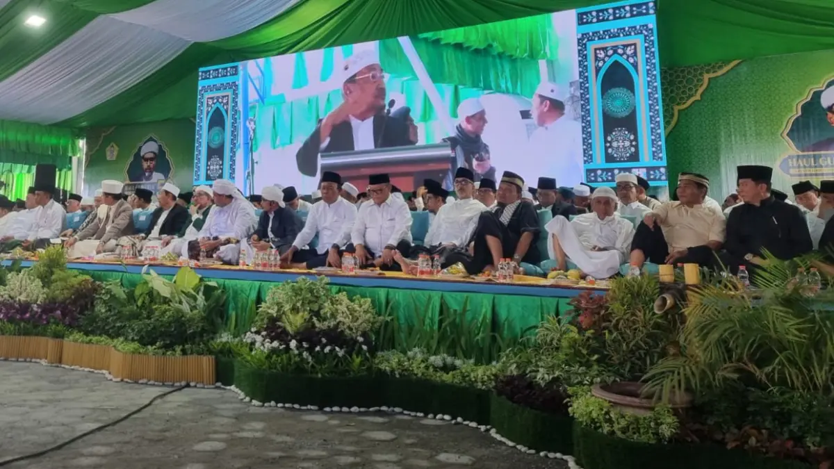 Ribuan jemaah memadati Kompleks Alkhairaat, Kota Palu, dalam peringatan Haul ke-58 Guru Tua Sayyid Idrus bin Salim Al-Jufri, Rabu (1/4/2026).(MOH FATHAHILA)