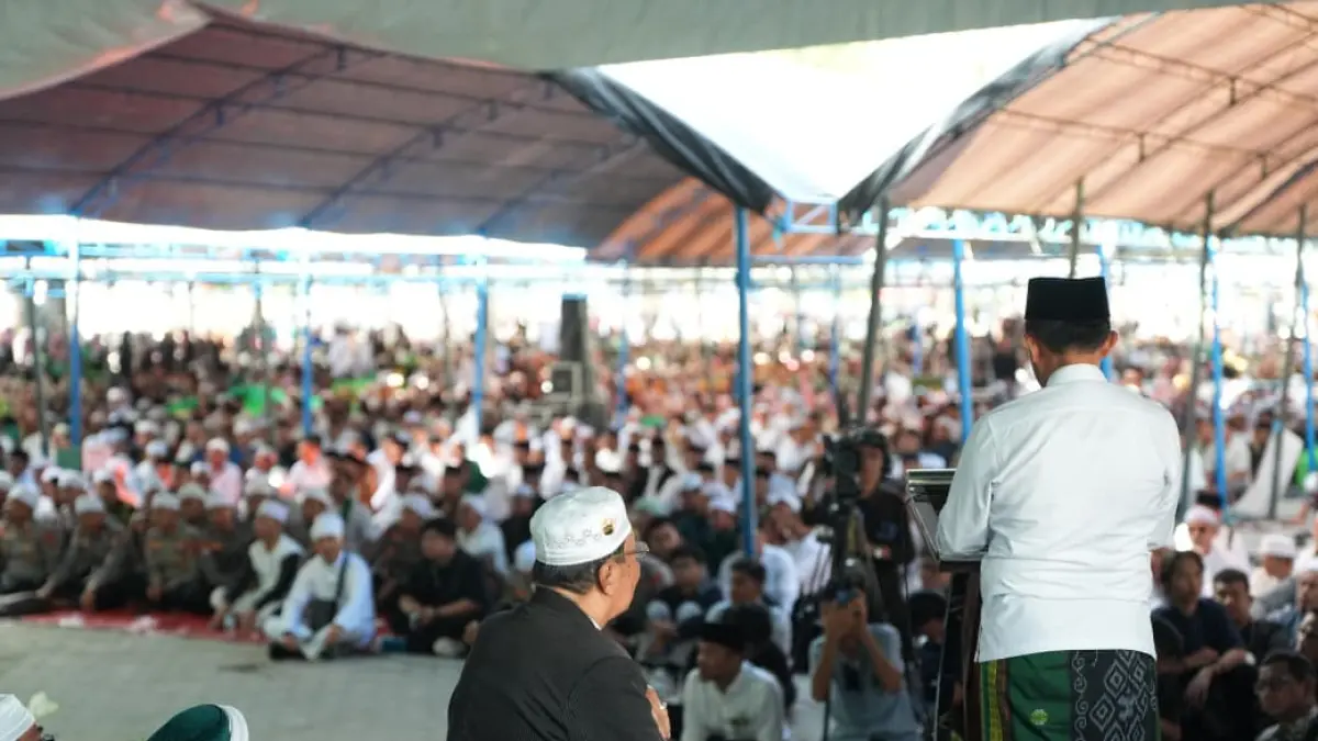 Ribuan jemaah memadati Kompleks Alkhairaat saat Haul Guru Tua di Palu dengan suasana khusyuk. (Pemprov Sulteng)