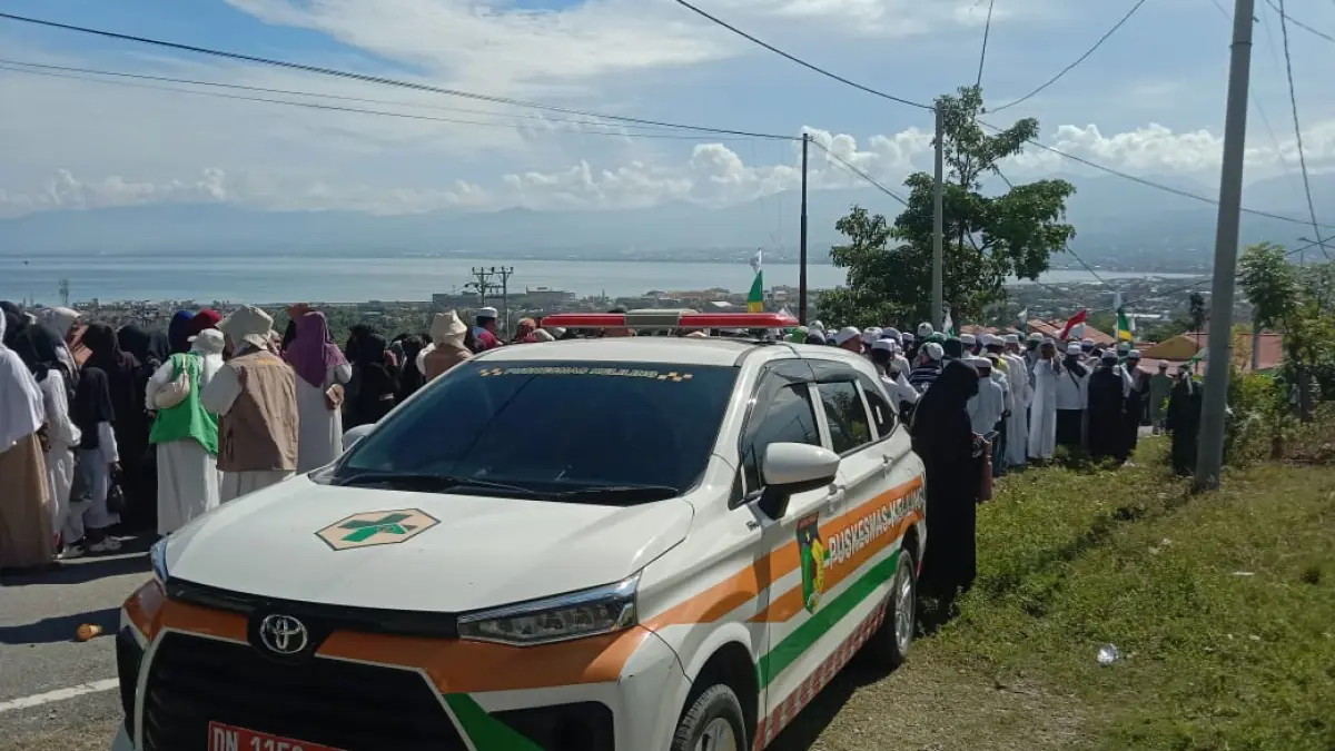 Rombongan Habib Rotan bergerak dari Bukit Tursina menuju Masjid Sis Al-Jufri dalam Haul Guru Tua 2026, diiringi ribuan jemaah berselawat. (Ade Safitri)
