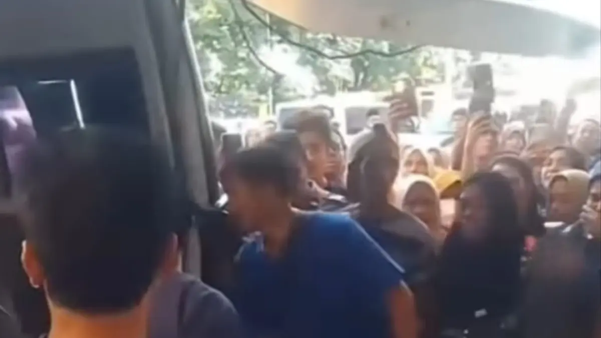 Suasana haru di IGD RSUD Bima saat perawat mengetahui pasien yang ditangani adalah anak kandungnya sendiri. (tangkapan layar Instagram)