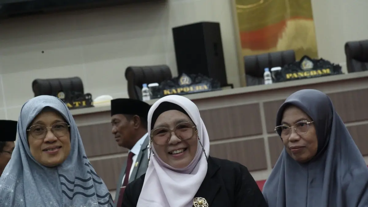 APRESIASI: Ketua Fraksi PKS DPRD Sulteng, Hj Wiwik Jumatul Rofi’ah,bersama Sri Atun, dan Hj. halimah Lasawedi di pelantikan Waket I DPRD Sulteng Hj Arnila M. Ali.(FOTO; ANDIKA NUR HIKMAH/RADAR PALU).