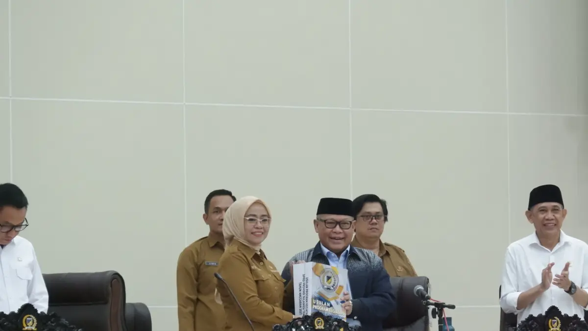 DISERAHKAN: Sekprov Sulteng Dr. Novalina menyerahkan pokok-pokok pikiran Pemprov Sulteng kepada Ketua DPRD Sulteng Moh. Arus Abdul Karim.(FOTO: ANDIKA NUR HIKMAH). 