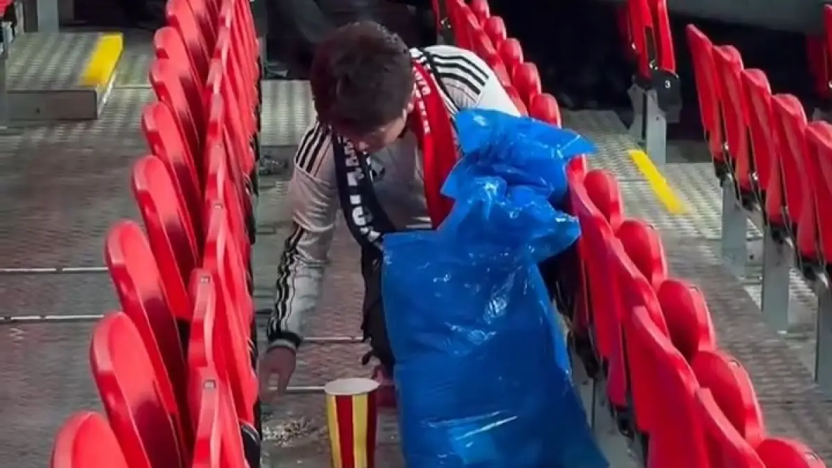 Fans Samurai Biru terlihat membersihkan tribun yang mereka tempati.(Twitter/@wembleystadium)