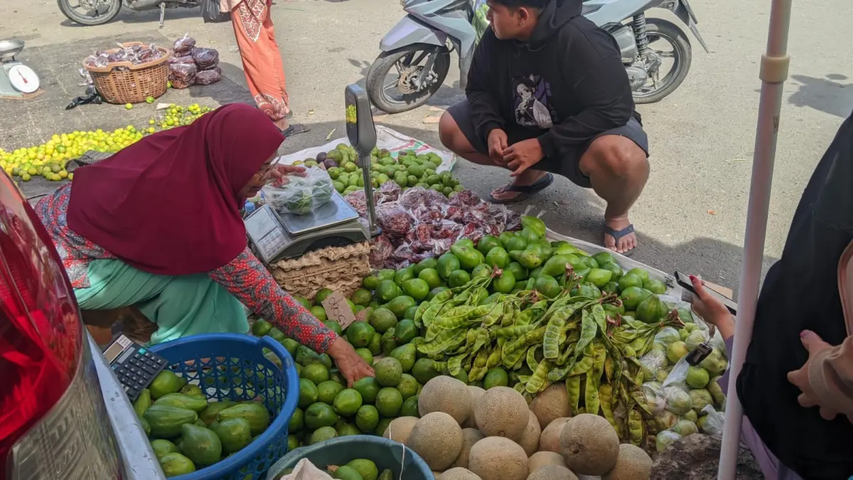 FLUKTUASI HARGA: Aktivitas jual beli di pasar sentral wilayah utara Parigi Moutong kembali normal pasca Lebaran, namun kenaikan harga rempah dan lauk masih membebani masyarakat, Kamis (2/4/2026).(FOTO: RAHMAT FADHIL/RADAR PALU).



