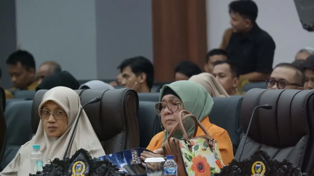 HADIR: Ketua Fraksi PKS, Bunda Hj Wiwik Jumatul Rofi,ah bersama anggota Fraksi PKS DPRD Sulteng Sri Atun, saat hdir di siding paripurna, Senin (30/03/2026).(FOTO: ANDIKA NUR HIKMAH/RADAR PALU)