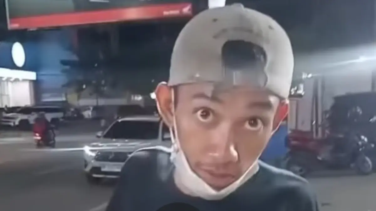 Juru parkir liar yang diduga melakukan intimidasi kepada pemilik UMKM di Jalan Basuki Rahmat Kota Palu.(Foto : Tangkapan Layar Video)