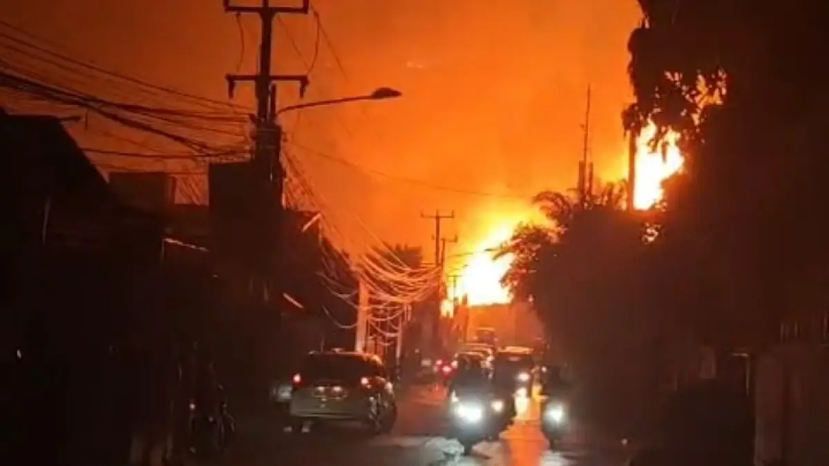 Kebakaran hebat di SPBE Cimuning, Bekasi, Rabu malam (1/4/2026).  Disertai ledakan keras yang membuat warga panik.
