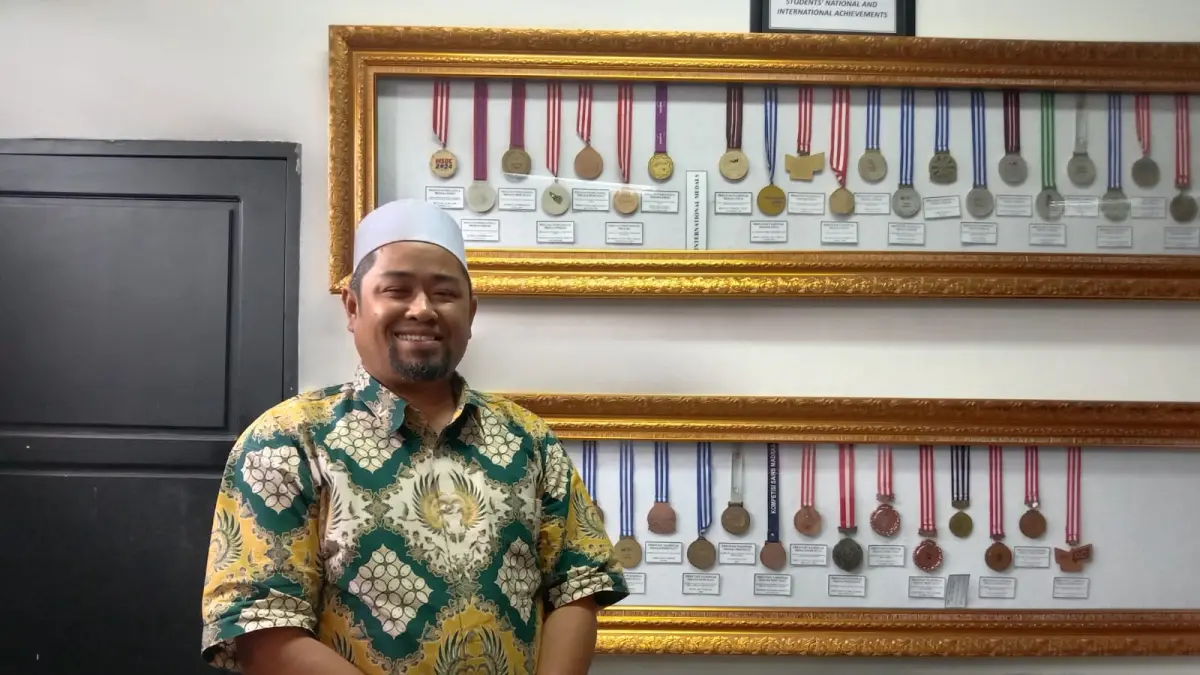 Kepala Sekolah SMA Al-Azhar Mandiri Palu, Arafat Arsyad dengan sejumlah medali membanggakan hasil capaian siswa siswinya. (Ade Safitri)