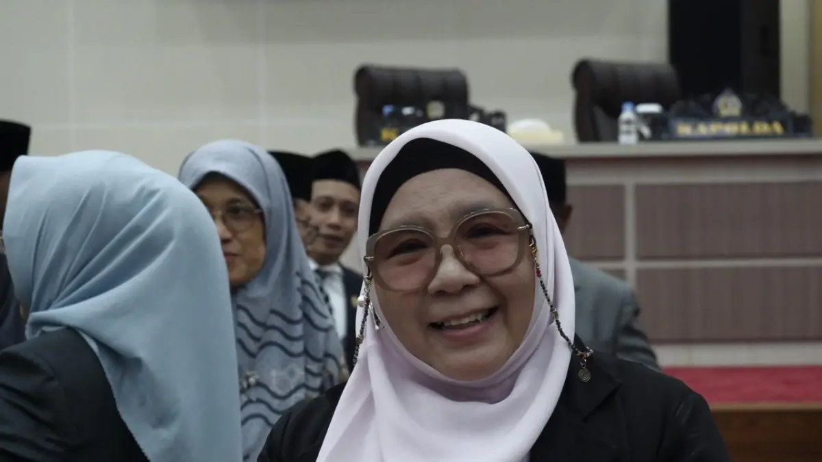 Ketua Fraksi PKS DPRD Sulteng menyampaikan harapan kepada Wakil Ketua DPRD Sulteng usai pelantikan. (Andika Nur Hikmah/RADAR PALU)