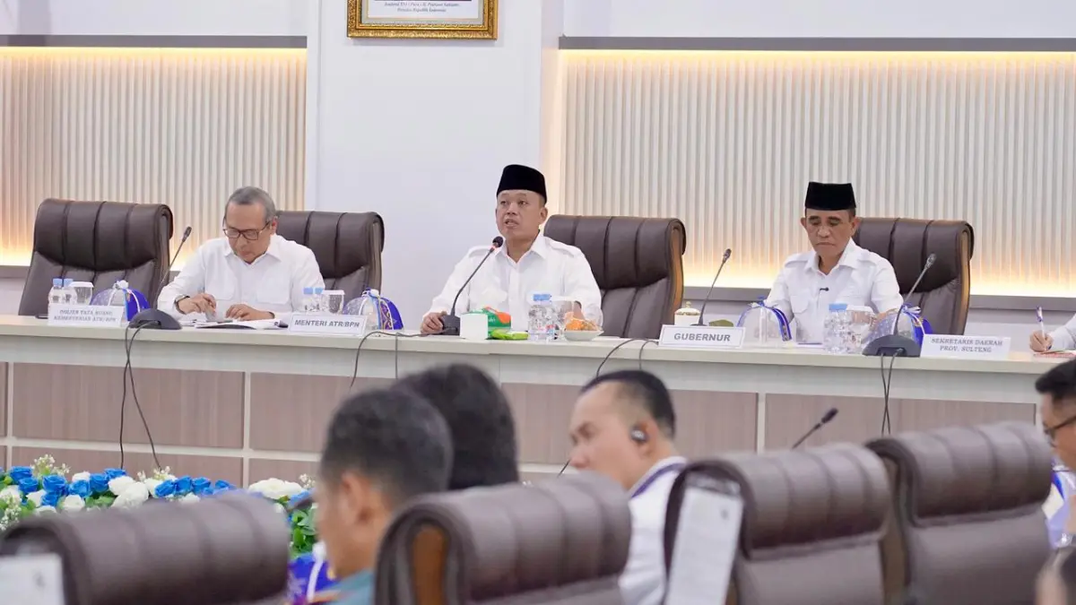 Menteri ATR/Kepala BPN, Nusron Wahid (tengah) dalam Rapat Koordinasi (Rakor) bersama pemerintah daerah se-Sulawesi Tengah di Palu, Rabu (1/4/2026).(ATR/BPN)