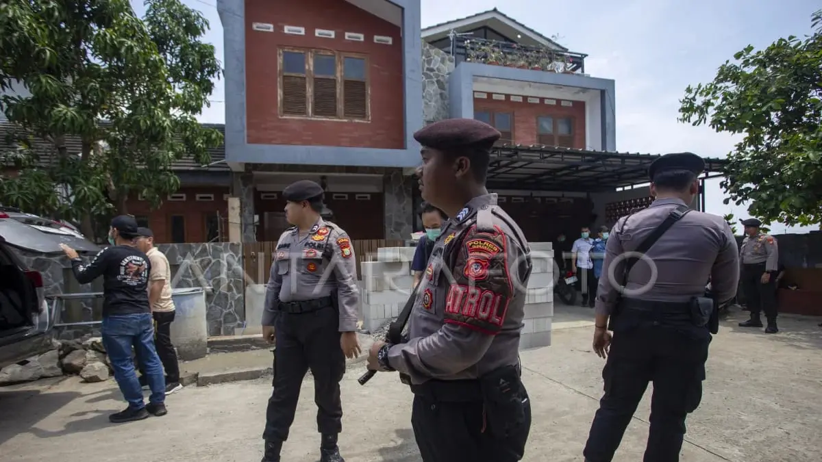 Penyidik KPK saat melakukan penggeledahan di rumah Ono Surono terkait kasus suap proyek di Bekasi. (ANTARA)