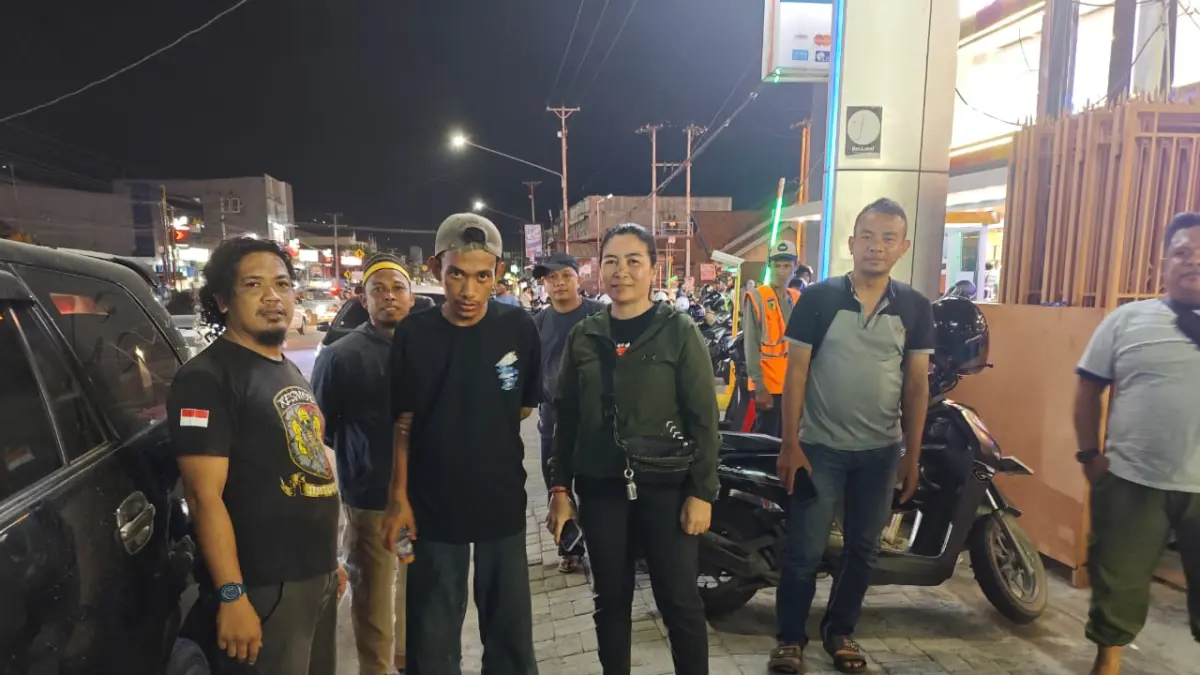Personel Polsek Palu Selatan saat menemui seorang juru parkir di Jalan Basuki Rahmat, Kota Palu, untuk memberikan peneguran dan pembinaan menyusul viralnya aksi yang meresahkan pedagang dan masyarakat, Rabu (1/4/2026).