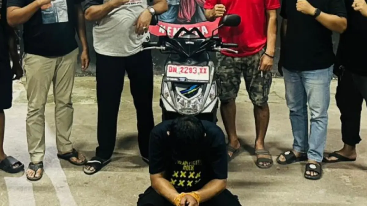 Personel Resmob Polda Sulawesi Tengah mengamankan terduga pelaku perampokan di Posko Resmob, Palu.