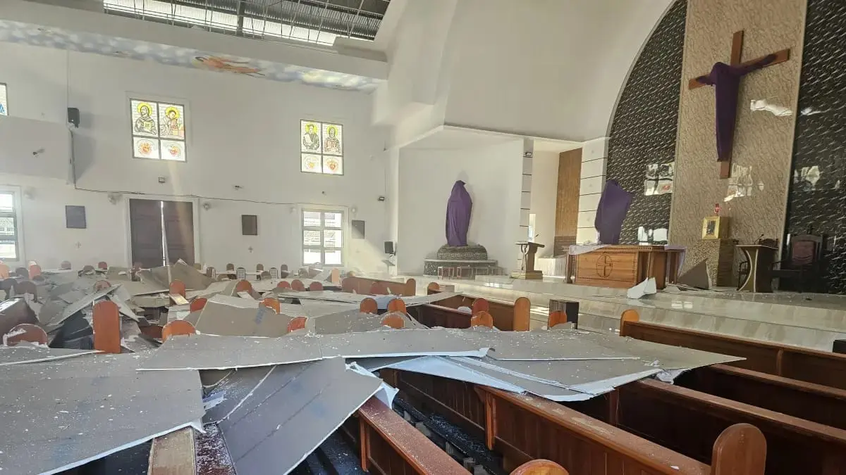 Plafon Gereja BHKY Rumengkor di Minahasa runtuh akibat gempa Sulawesi Utara berkekuatan M 6,4, Jumat pagi. (istimewa)