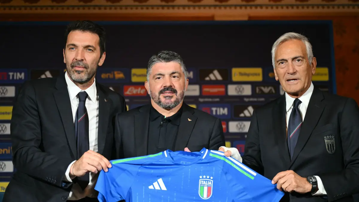 Presiden Federasi Sepak Bola Italia (FIGC) Gabriele Gravina (kanan), resmi mengundurkan diri.(Twitter/@Footballtweet)