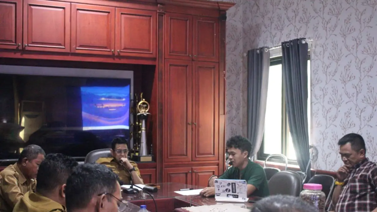 RAPAT PERSIAPAN: Bupati Parigi Moutong, Erwin Burase, memimpin rapat persiapan Turnamen Futsal Pelajar Piala Bergilir di Ruang Rapat Bupati, Rabu (1/4/2026).(FOTO: RAHMAT FADHIL/RADAR PALU).