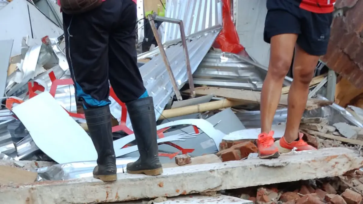 RERUNTUHAN: Salah satu korban di reruntuhan gempa Sulut, Kamis (2/4/2026).(FOTO: NETIZEN GROUP WA/RADAR PALU).